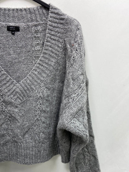 DEBUT. Grey V-neck sweater. TS/M