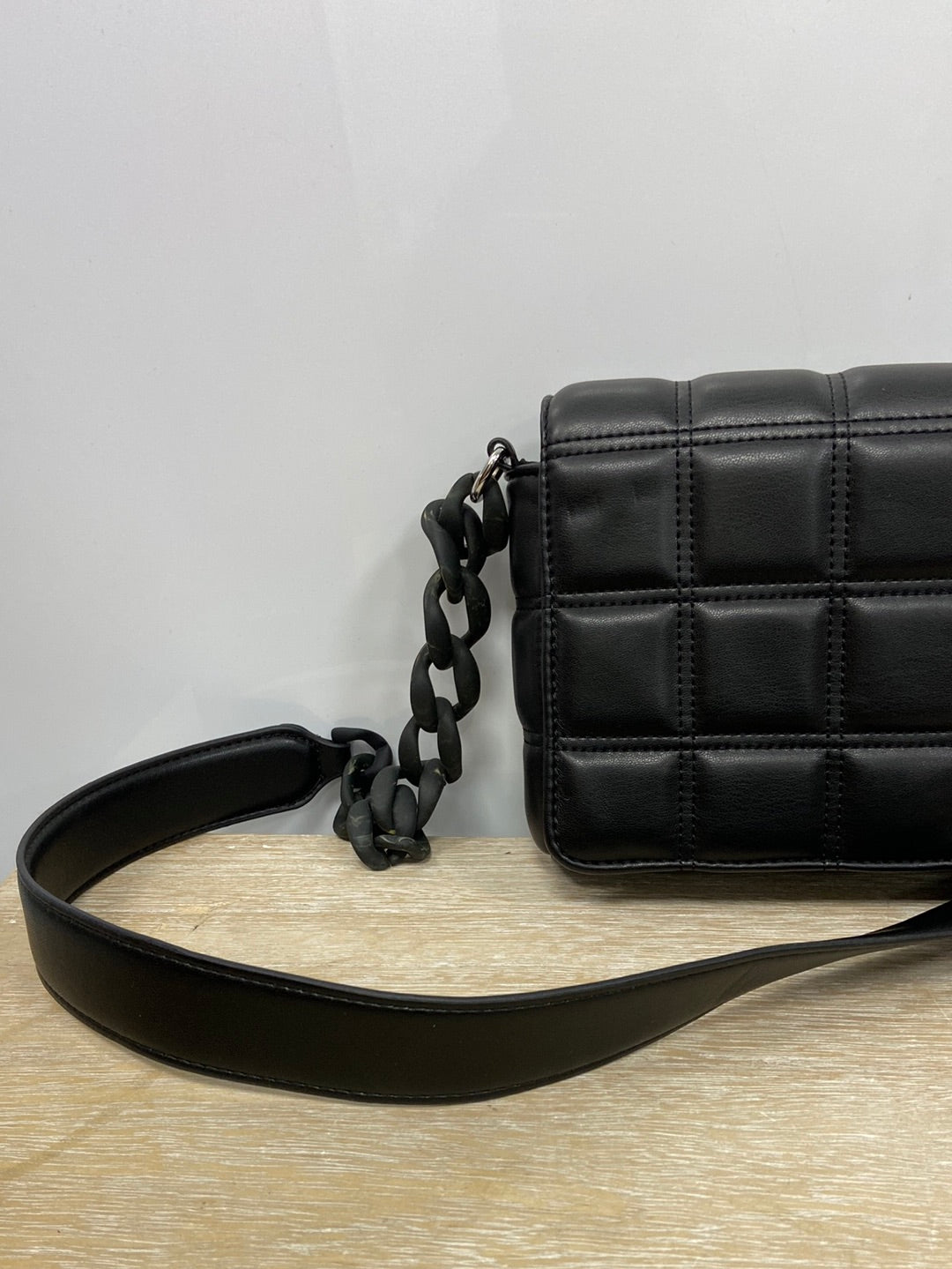 VIOLETA BY MAGO. bolso negro acolchado
