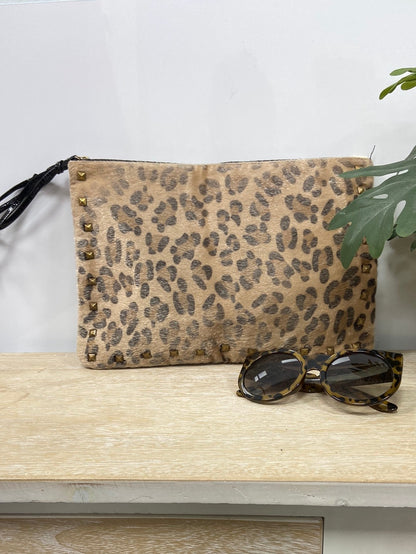 LEFTIES.Cartera de mano animal print mediana