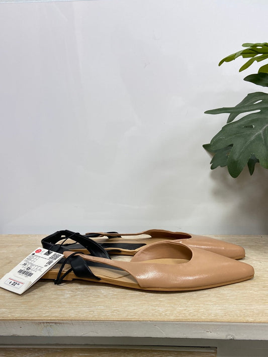 ZARA. Sandalia plana beige pico T.38
