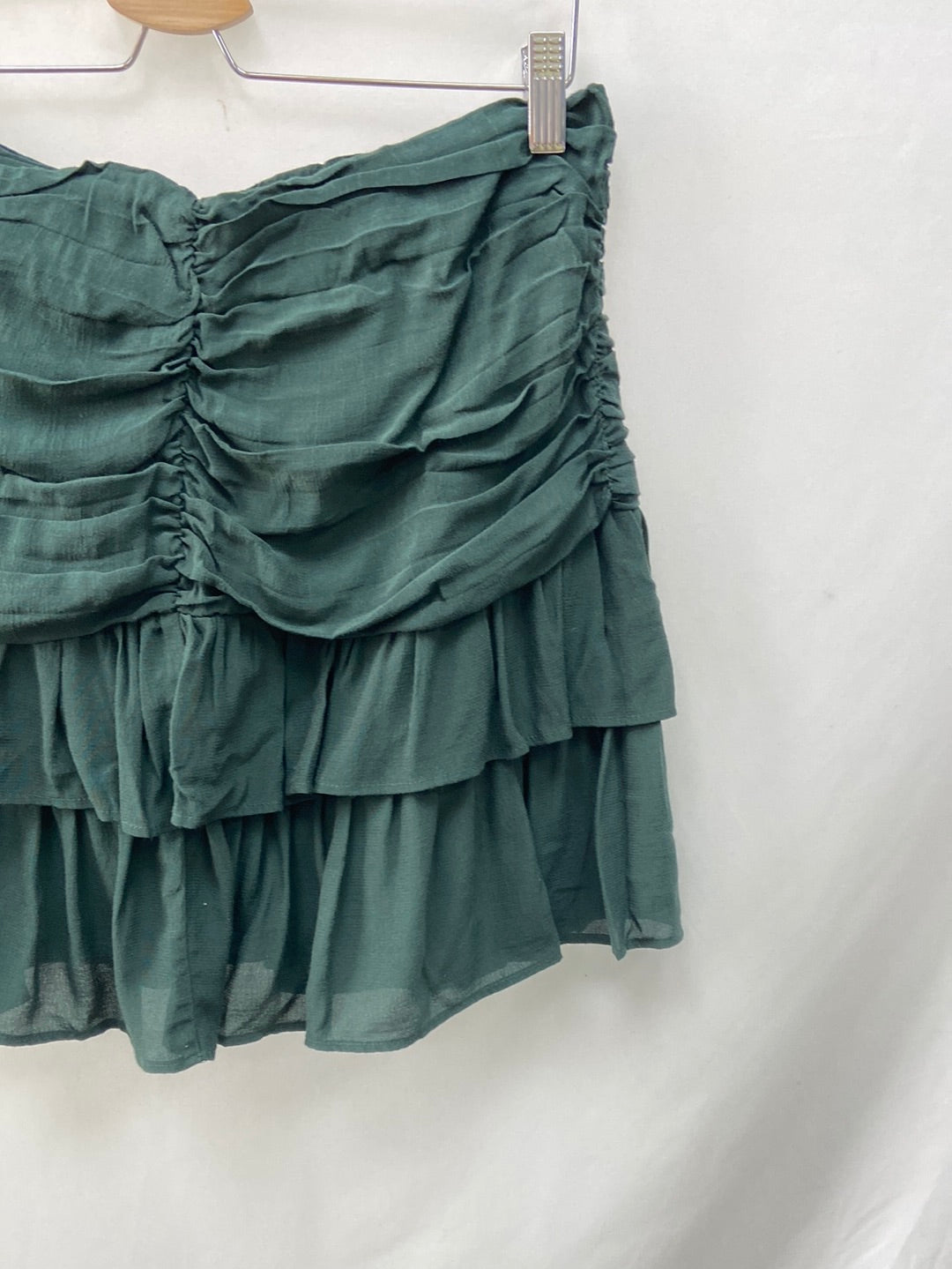 OTHERS. Short green gathered skirt TL