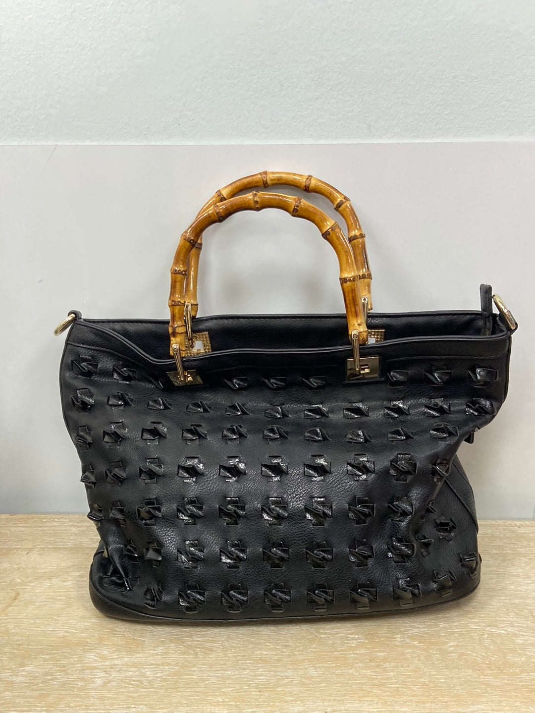 BLUNDELL.Bolso negro piel textura