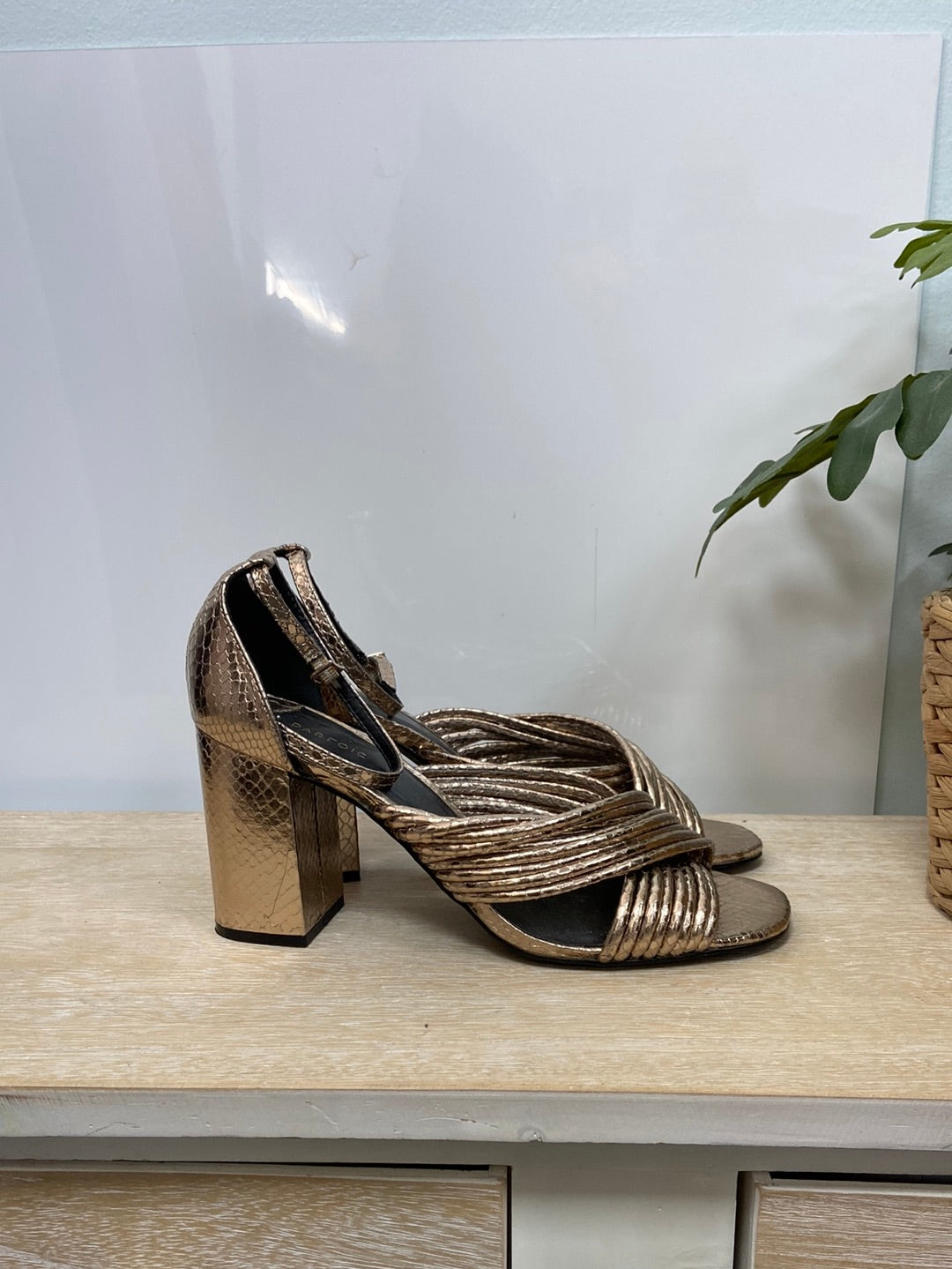 PARFOIS. Golden sandals T.36