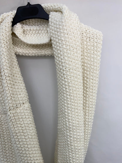 OTRAS.Cuello blanco punto oversized