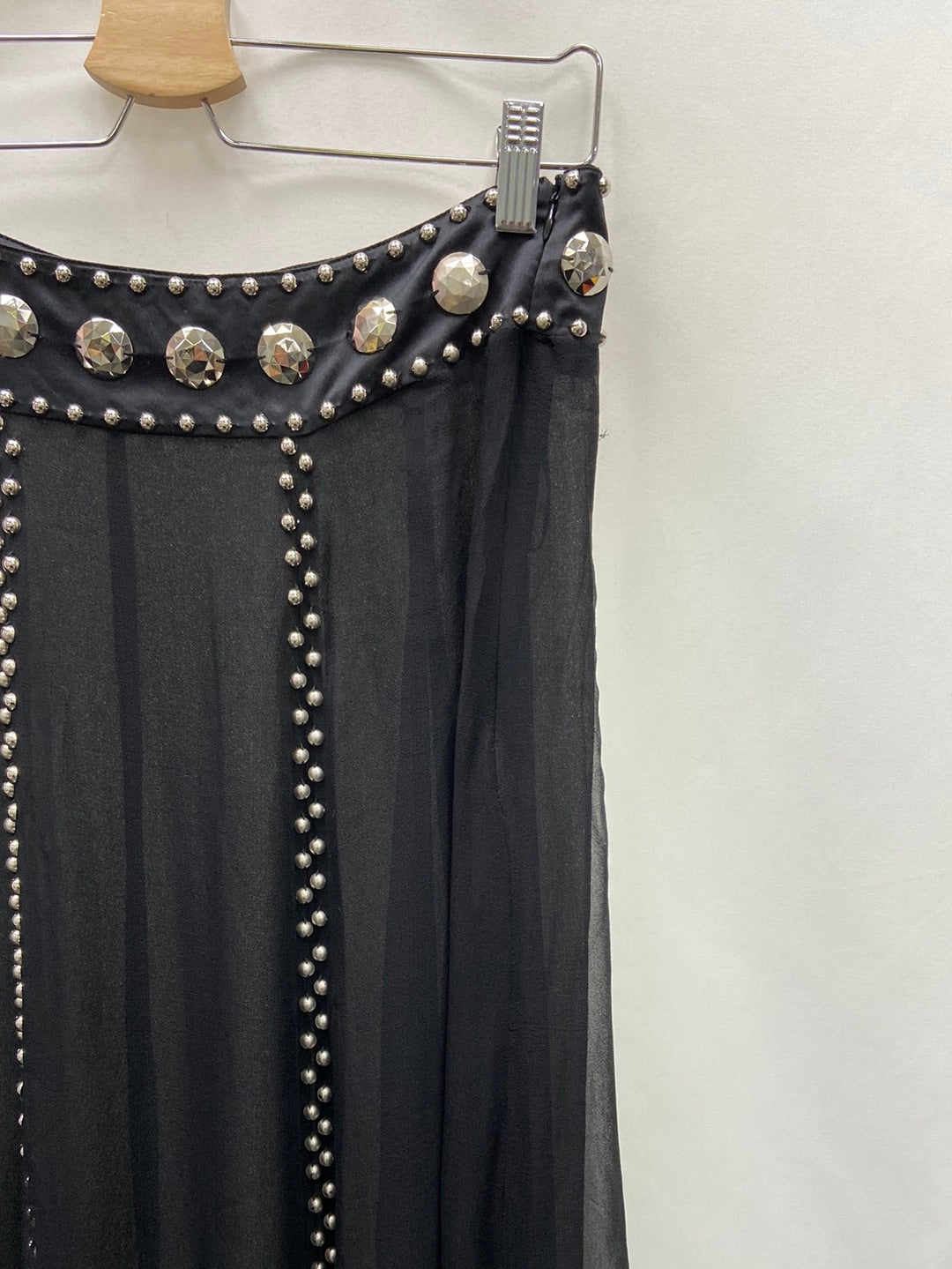 POPCORN. Falda larga negra tachuelas T.u(34/36)