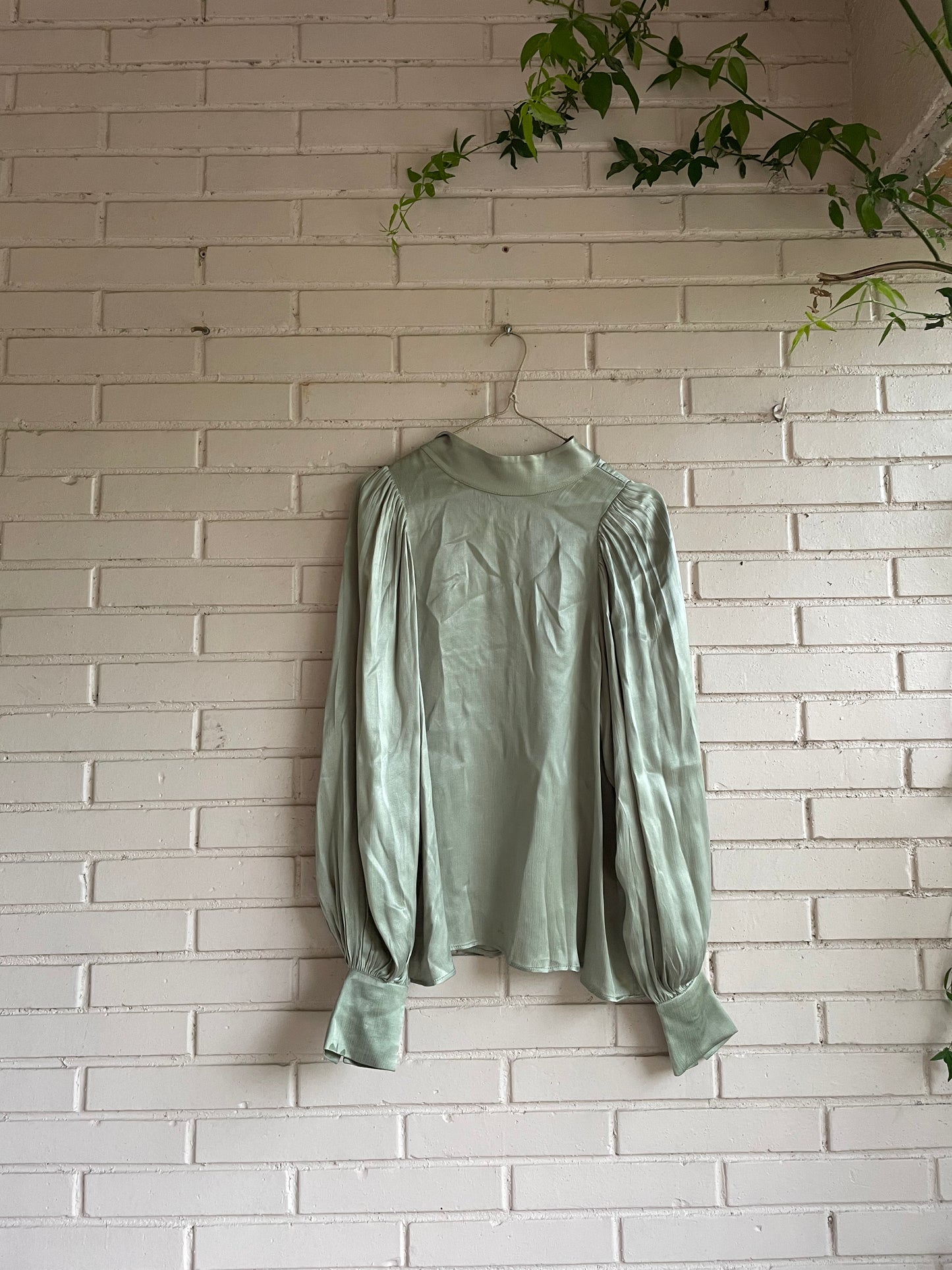 H&M.Blusa verde pastel satinada T.36 (Tara)