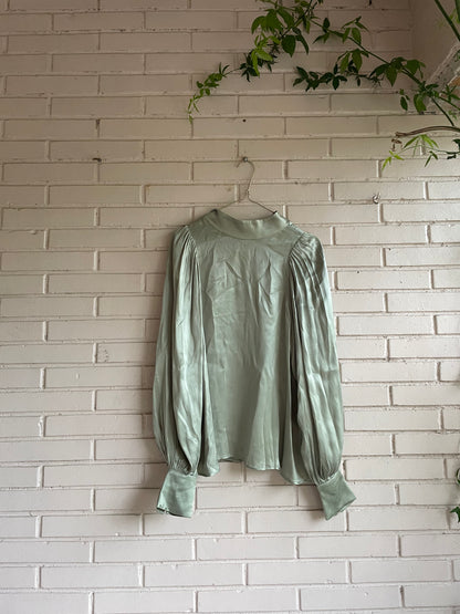 H&M.Blusa verde pastel satinada T.36 (Tara)