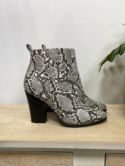 ONLY. Botines animal print T.38