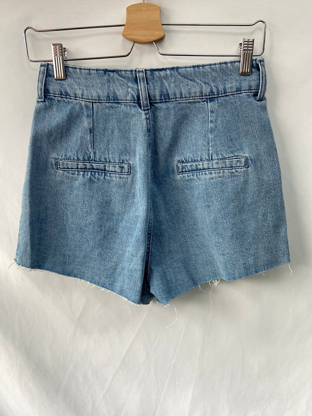 BERSHKA.Shorts denim pinzas T.36