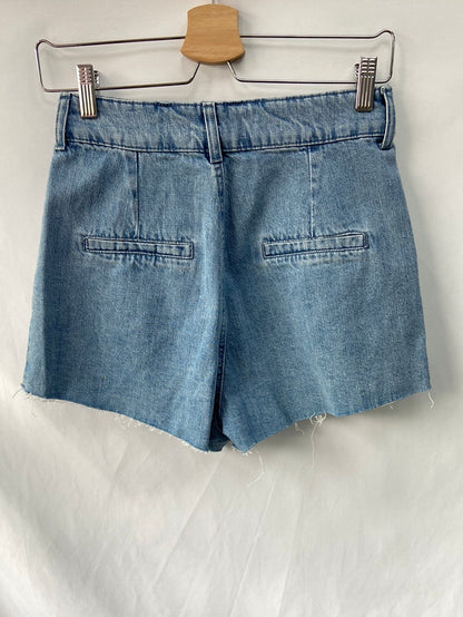 BERSHKA.Shorts denim pinzas T.36