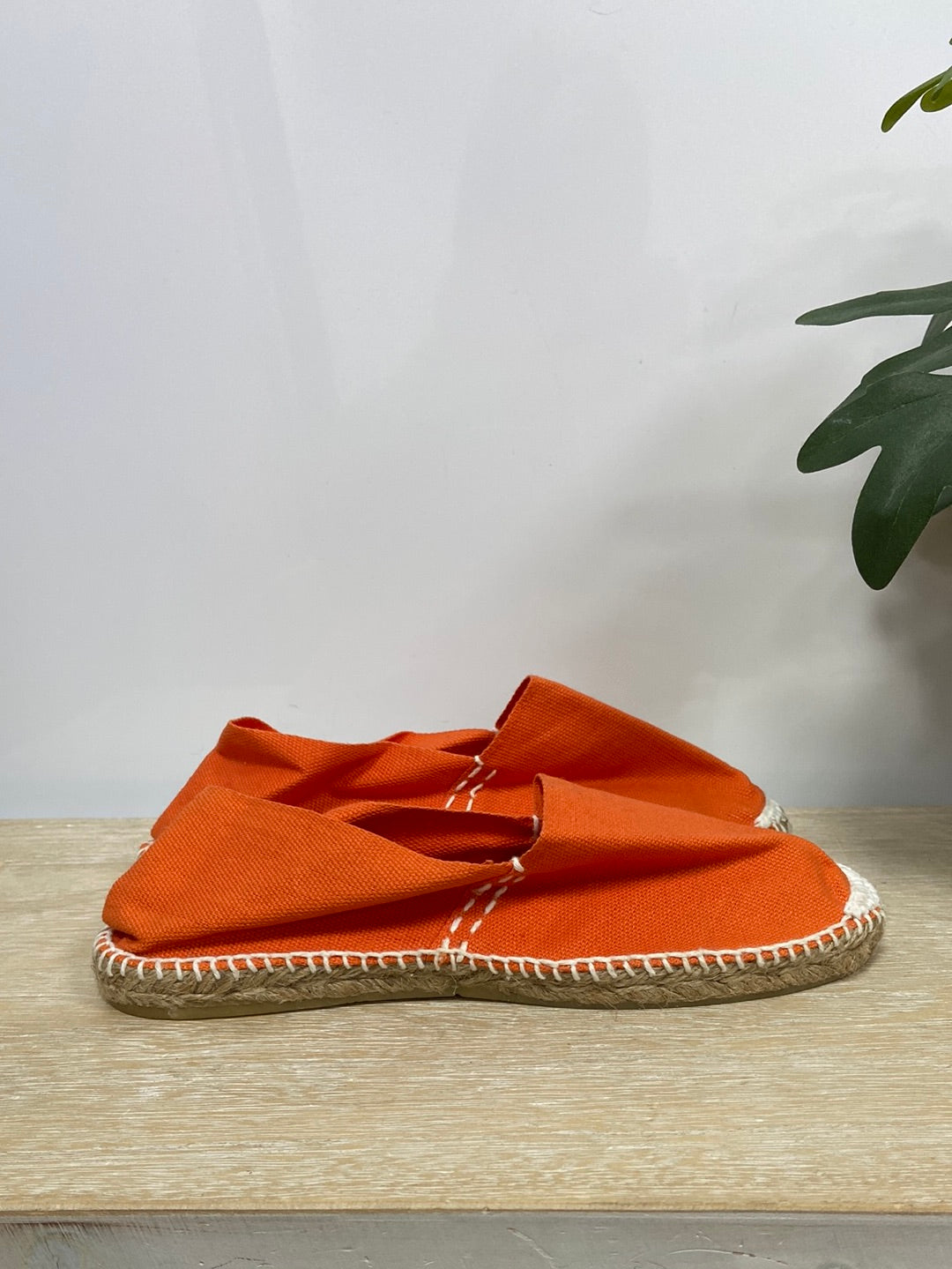 OTRAS.  Alpargatas naranjas T.37