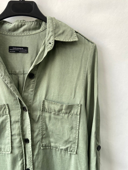 ZARA.Camisa verde borlas T.XS