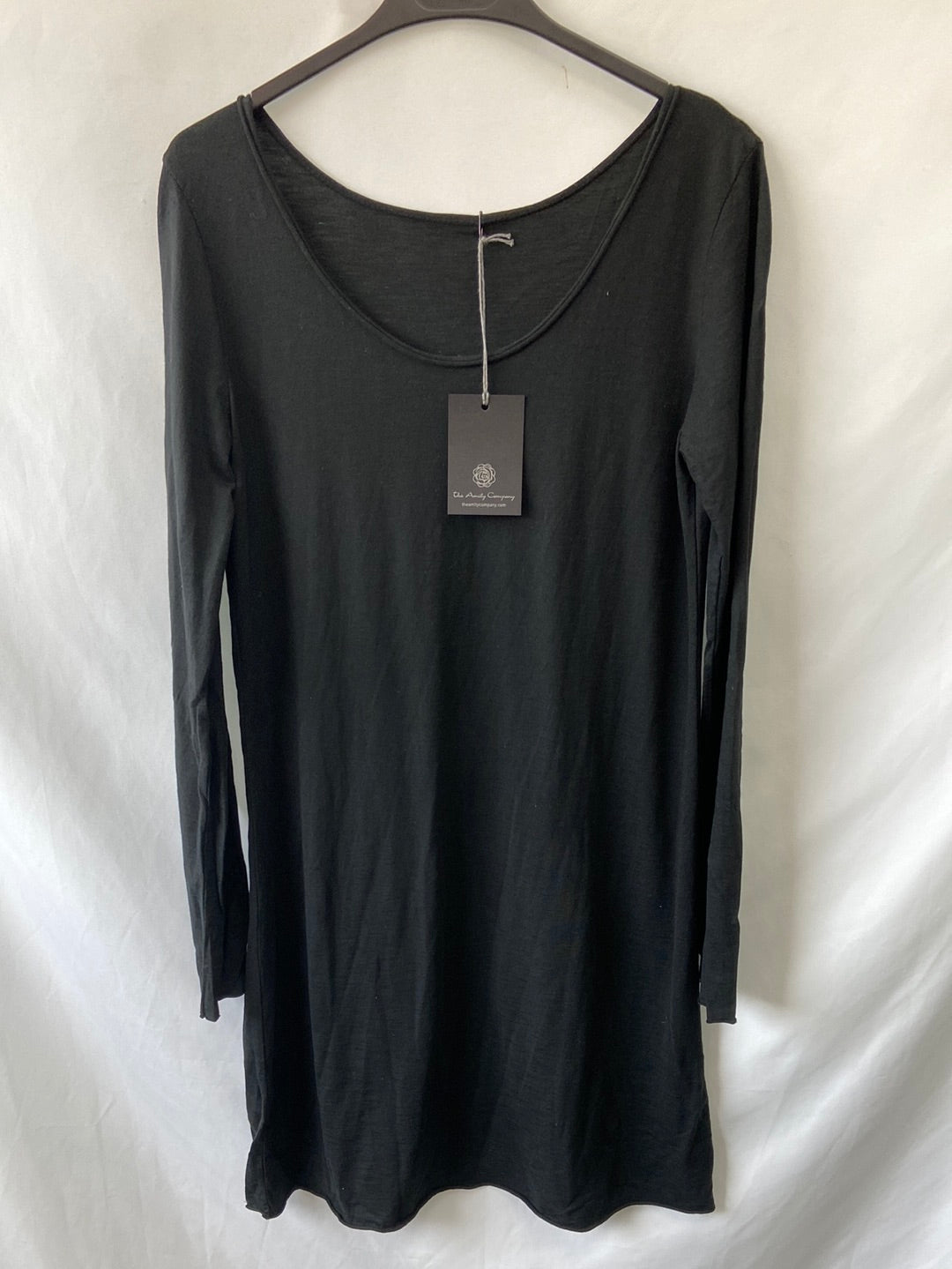 THE AMITY COMPANY.Vestido negro estilo camiseta Tu (m)