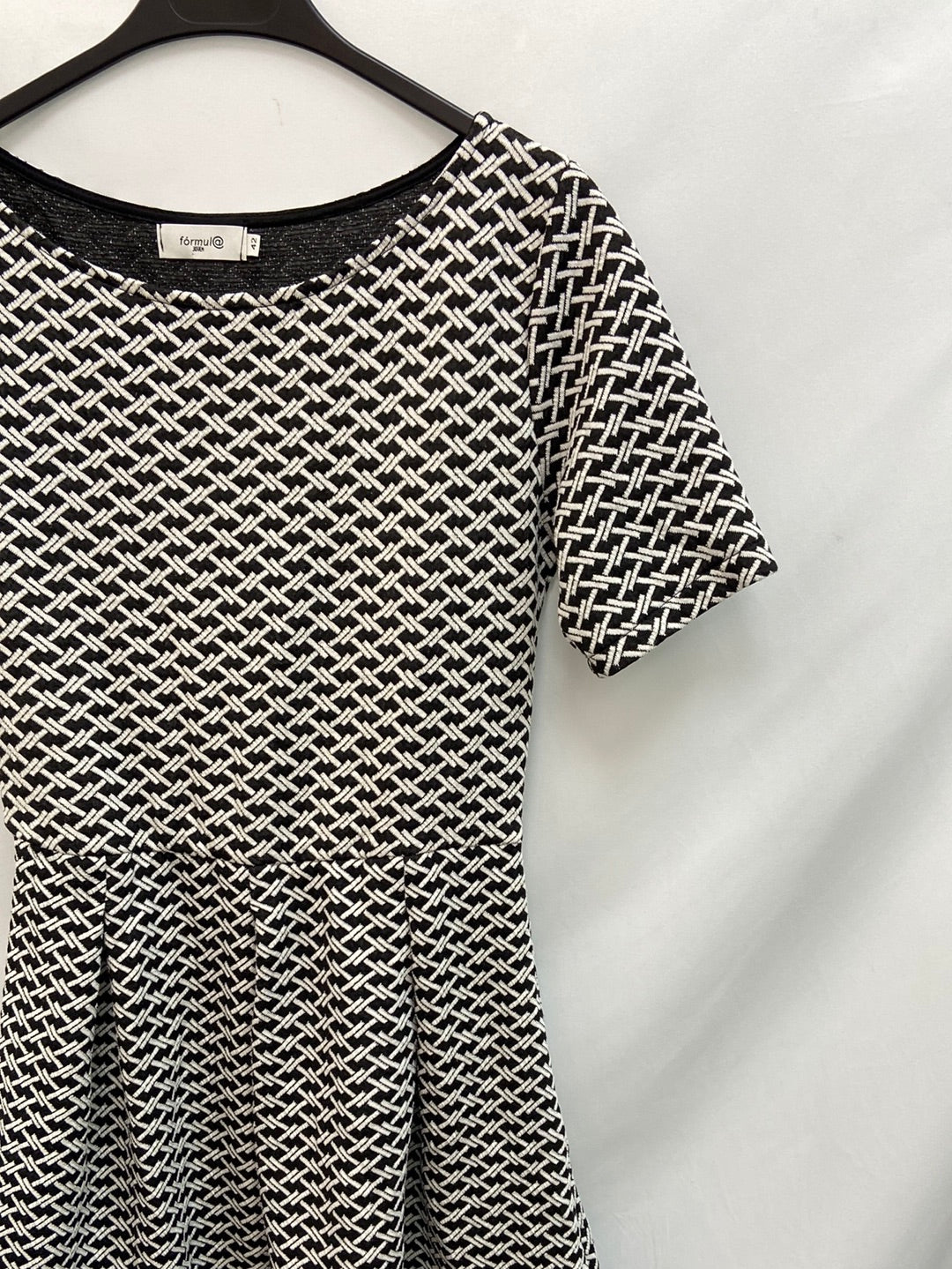 FORMULA JÓVEN. Vestido textura Blanco y negro T.42