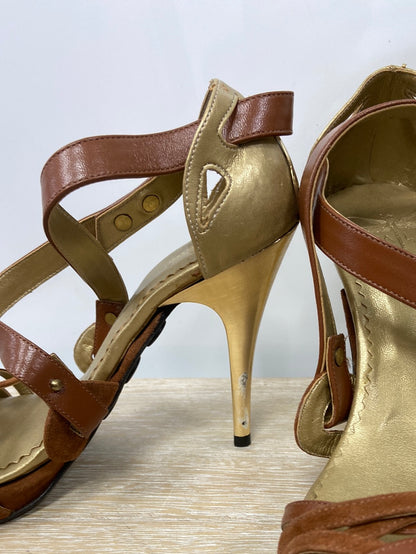 TALÍ.Sandalias marrones tiras tacón T.39