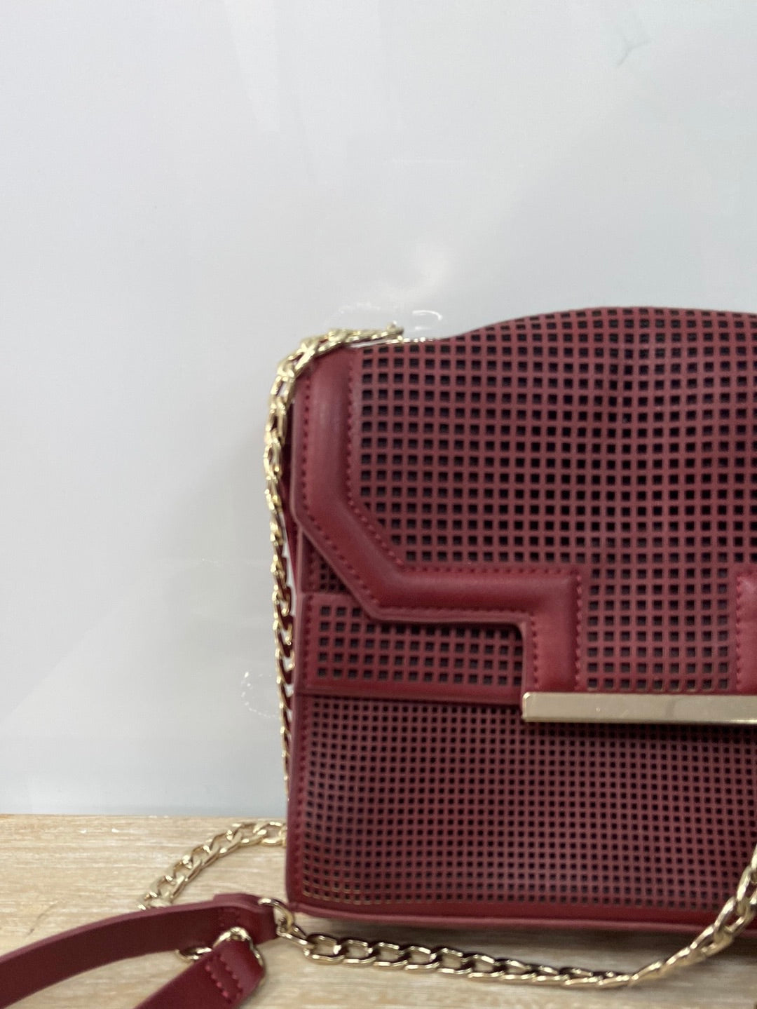 ZARA. Bolso burdeos rejilla