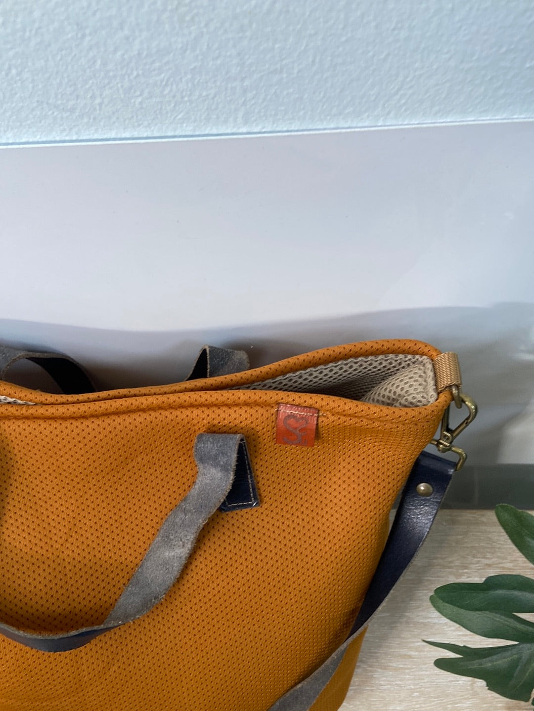 OTRAS.Bolso neopreno mostaza