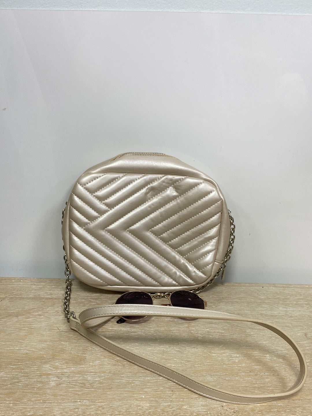 LEFTIES. Pearl-colored bag