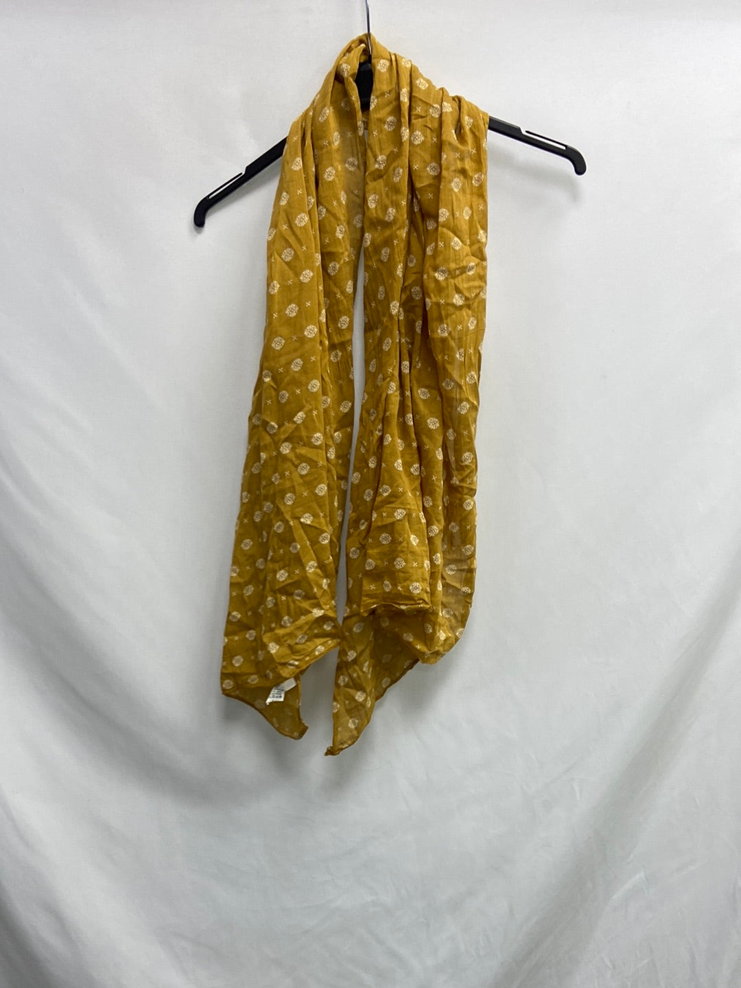 OTRAS. Fular amarillo estampado