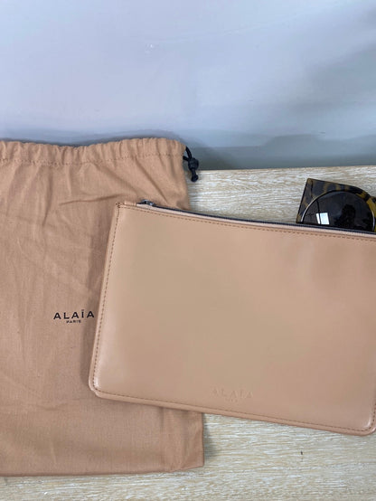 ALAÏA. Nude hand letter