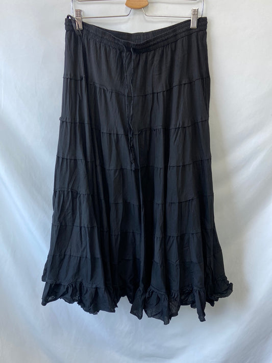 OTRAS.Falda negra larga volantes T.46