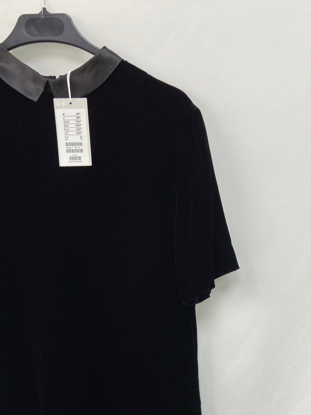 COS. Short velvet dress S.38