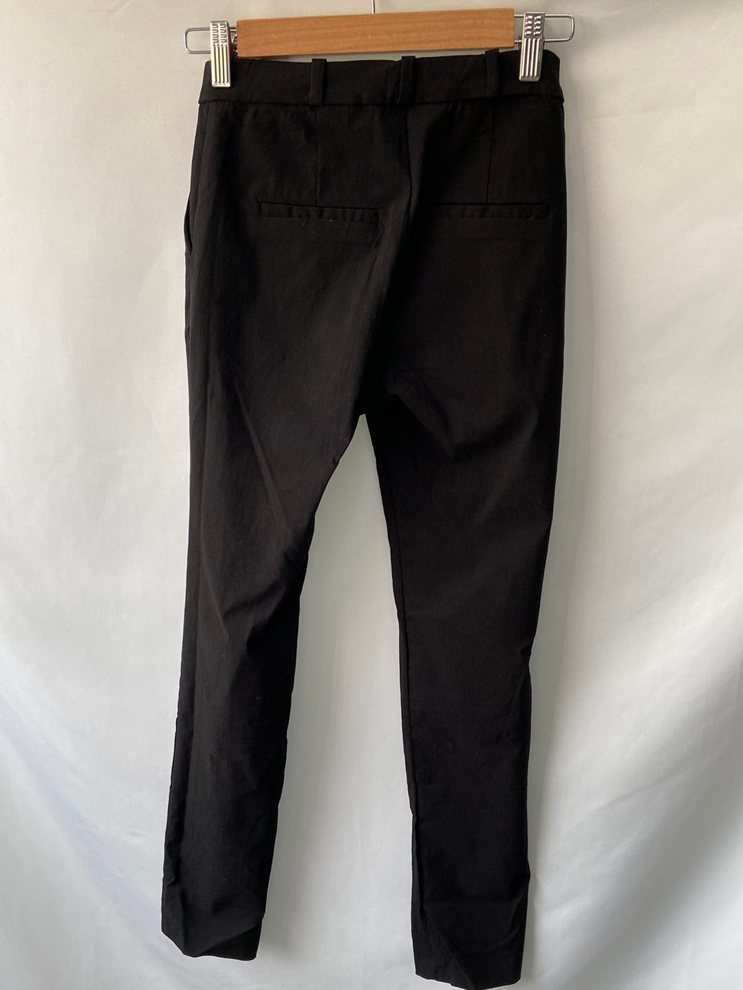MANGO. Pantalón negro T.34