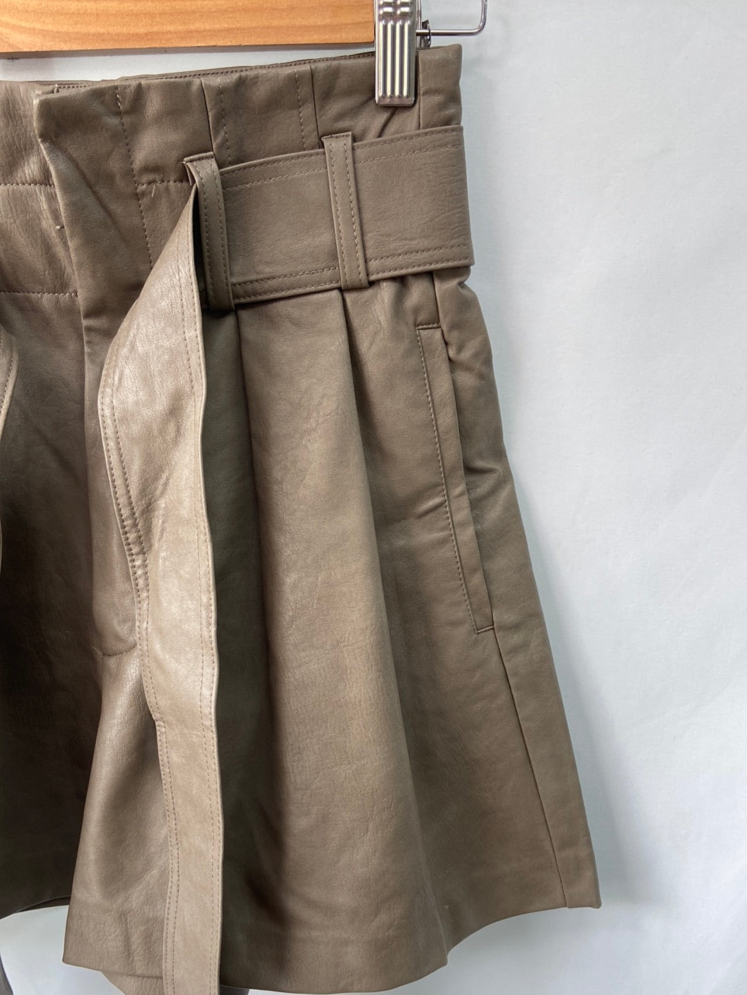 ZARA.Shorts polipiel marrón verdoso T.XS