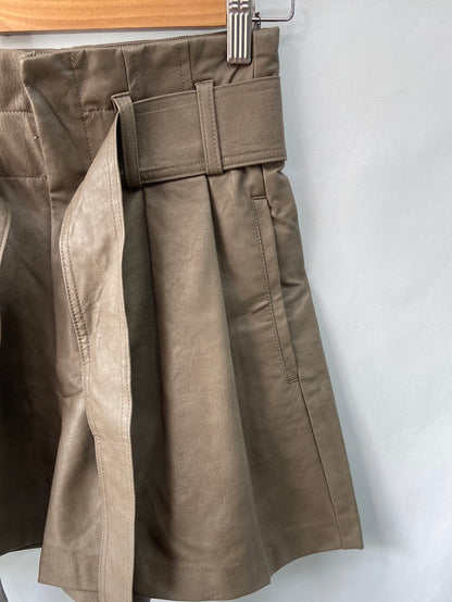 ZARA.Shorts polipiel marrón verdoso T.XS