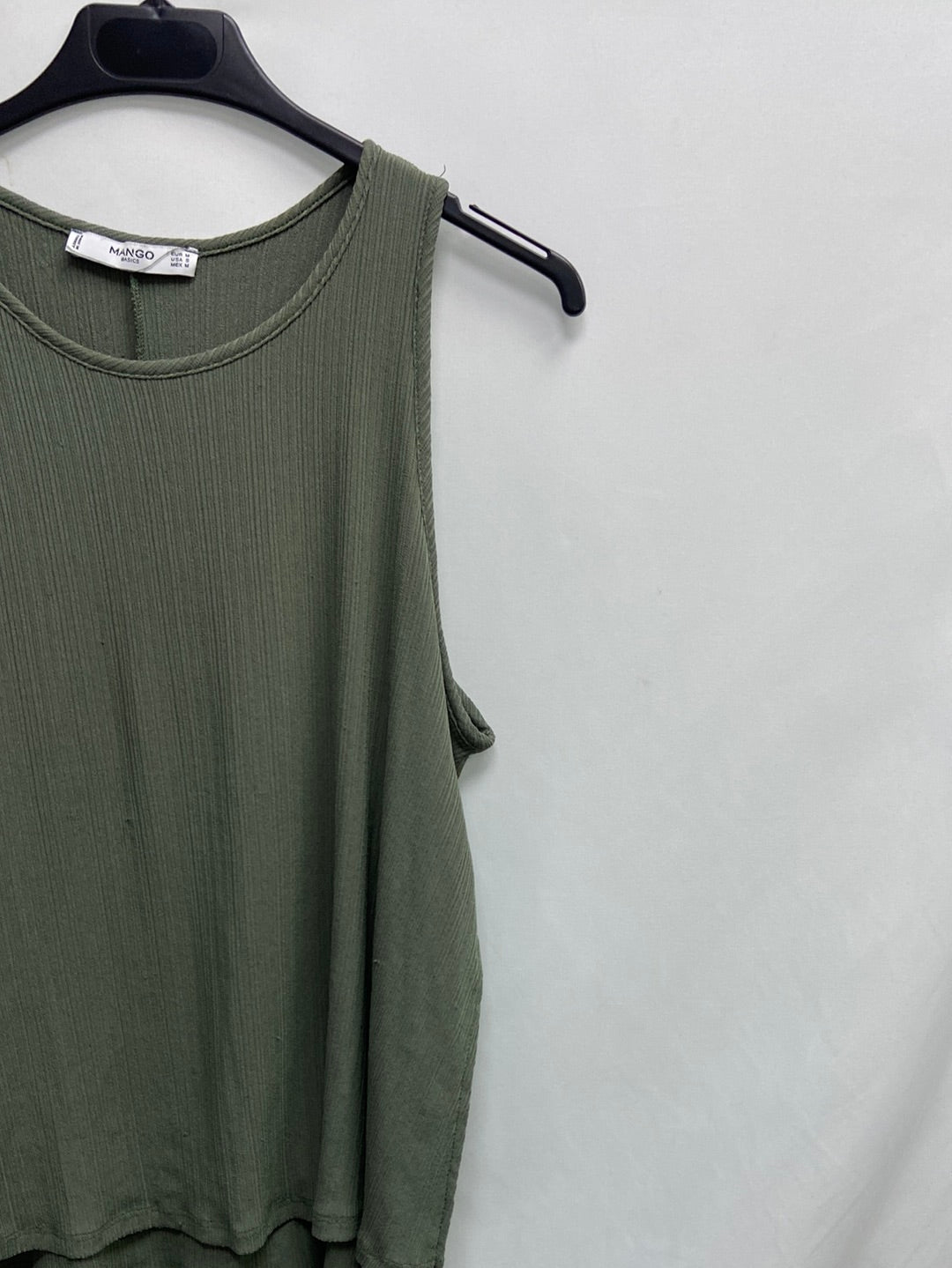 MANGO. Top verde canalé T.m