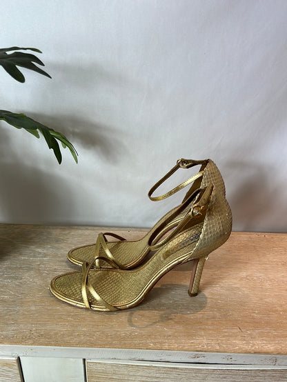 BCBG. Sandalia dorada serpiente T.38