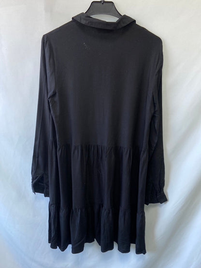 STRADIVARIUS.Vestido negro camisero T.M