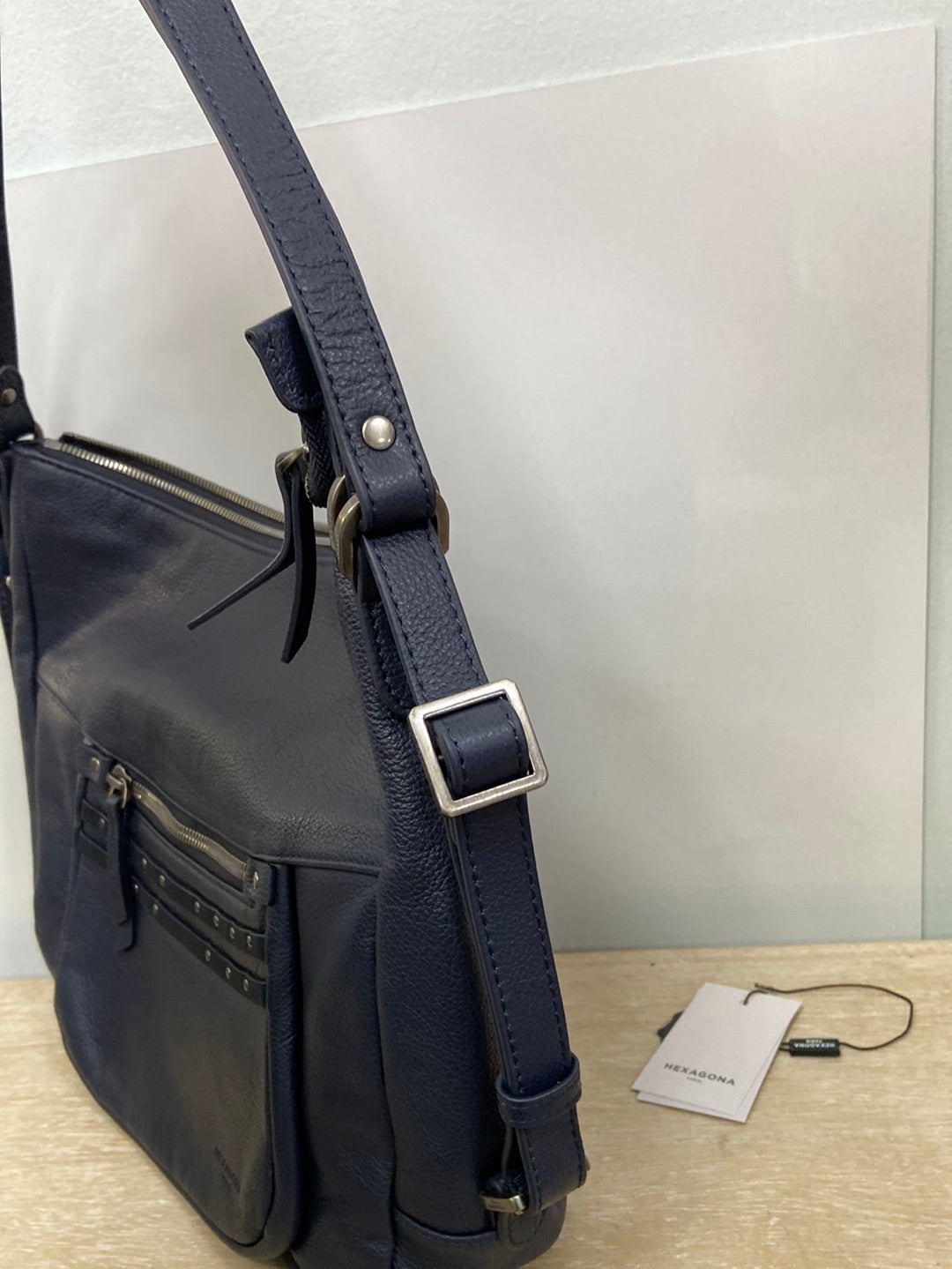 HEXAGONA. Bolso azul piel