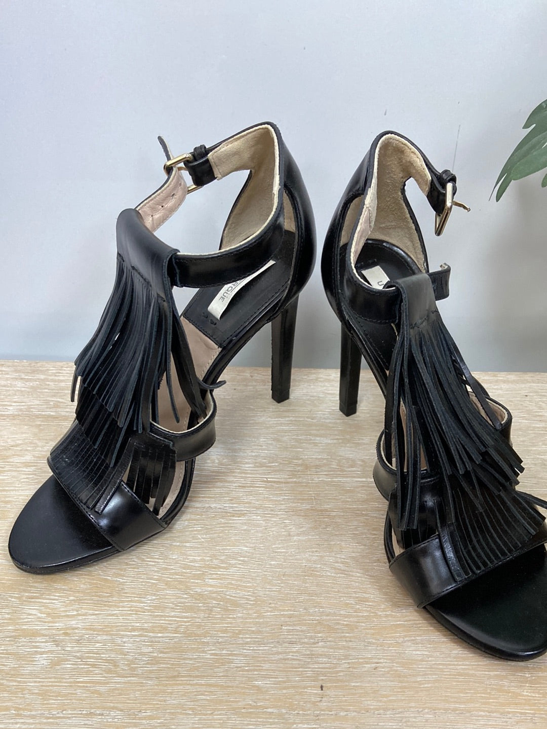 UTERQUE. Black fringe heels, size 38