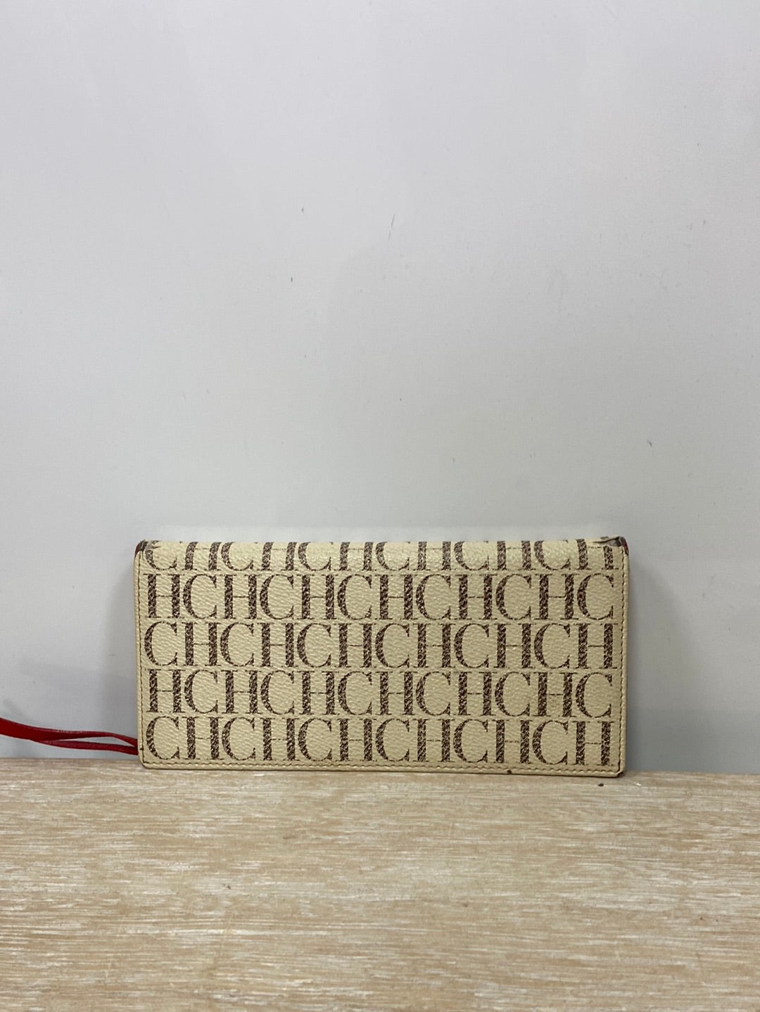 CAROLINA HERRERA. Cartera beige logo