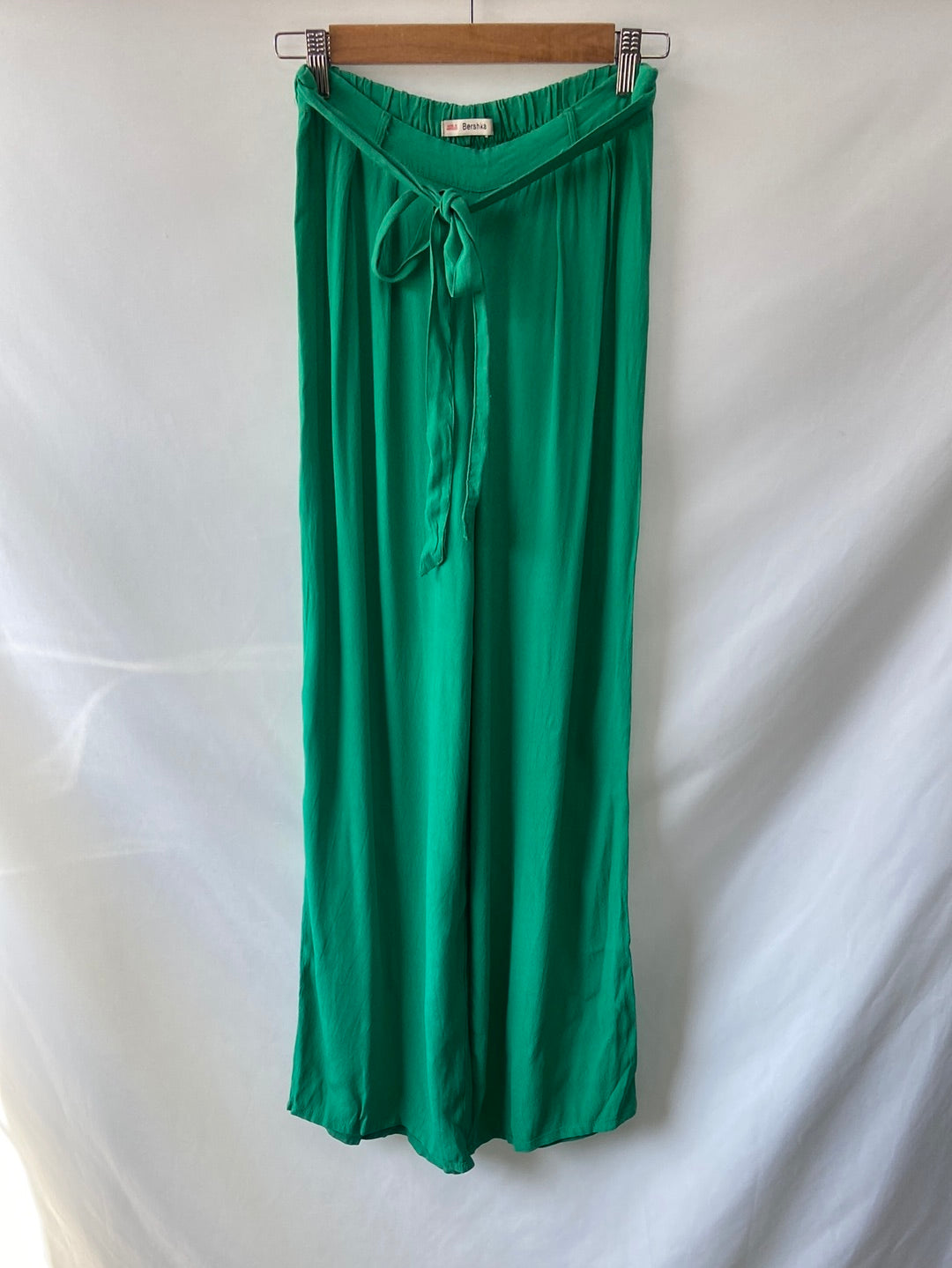 BERSHKA.Pantalones palazzo verdes T.m