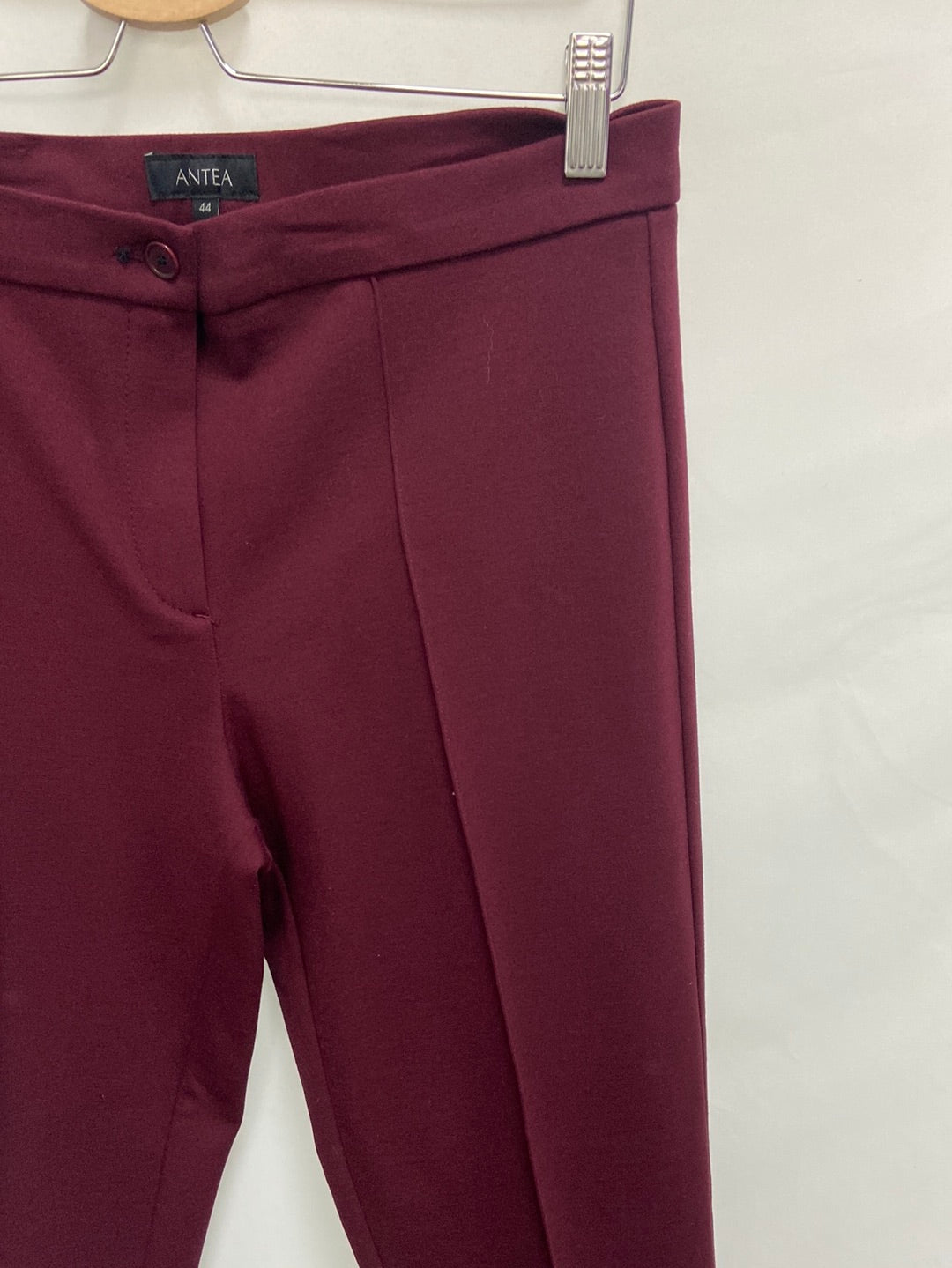 ANTEA.Pantalones pinzas burdeos T.44