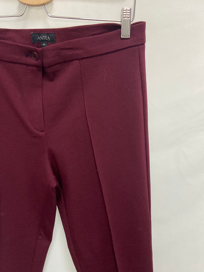 ANTEA.Pantalones pinzas burdeos T.44
