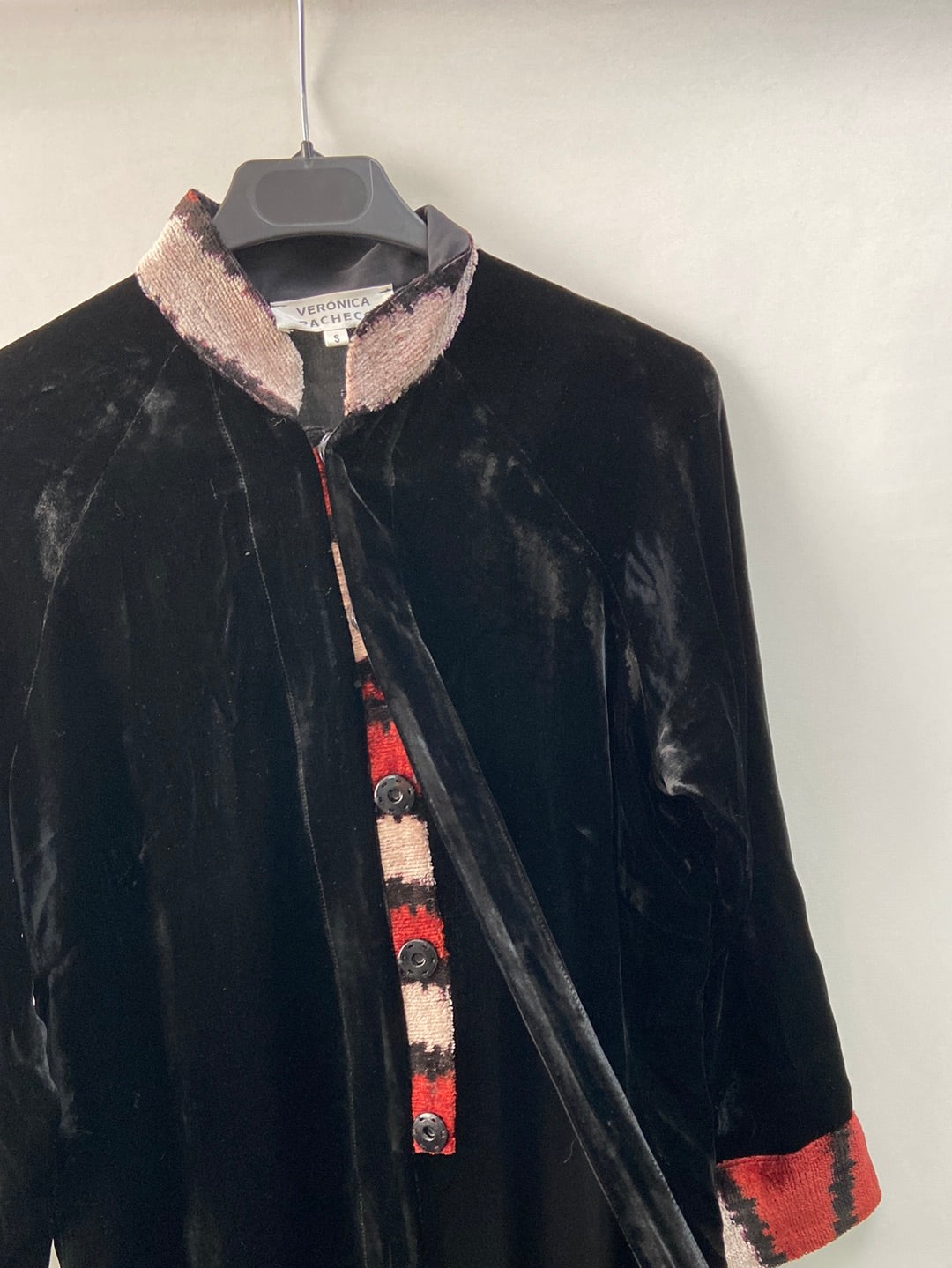 VERÓNICA PACHECO.Top largo/kimono terciopelo bordado T.s