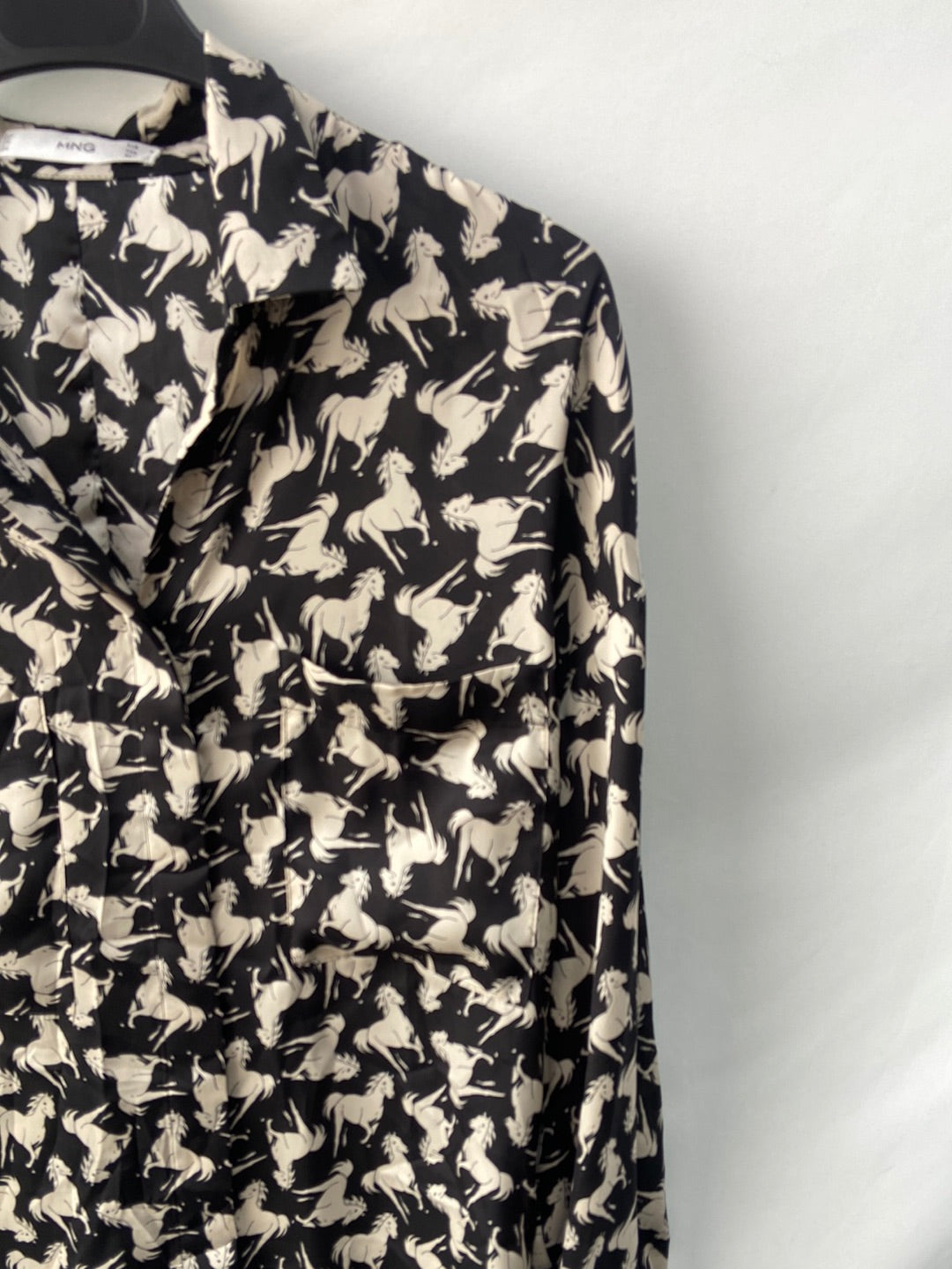 MANGO. Camisa negra estampado de caballos T. m