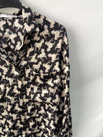 MANGO. Camisa negra estampado de caballos T. m