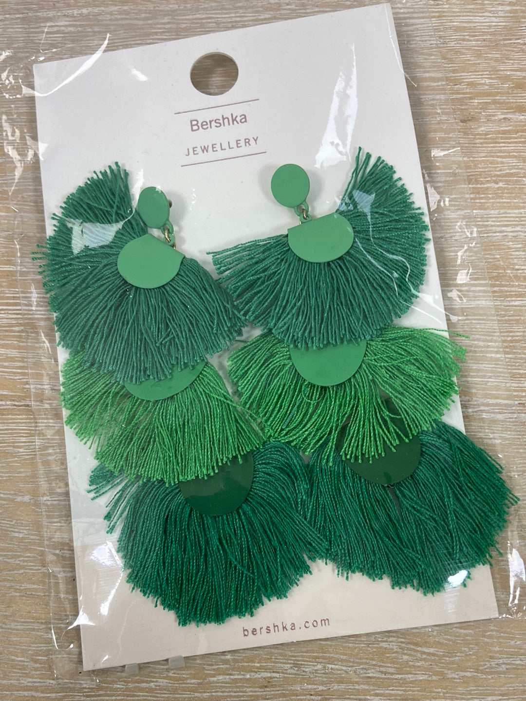 BERSHKA.Pendientes maxi flecos verdes
