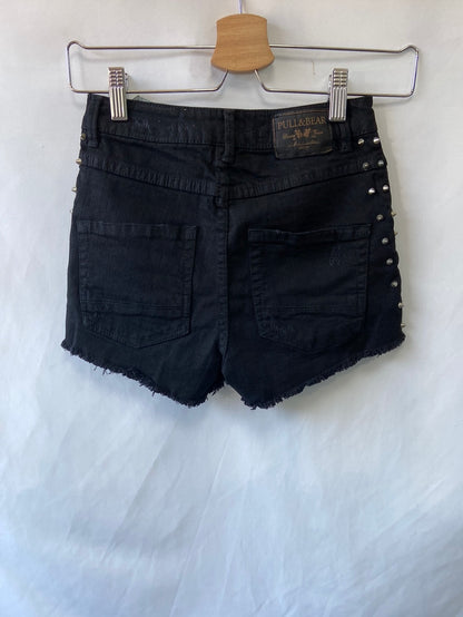 PULL&BEAR. Shorts negros tachuelas T.32