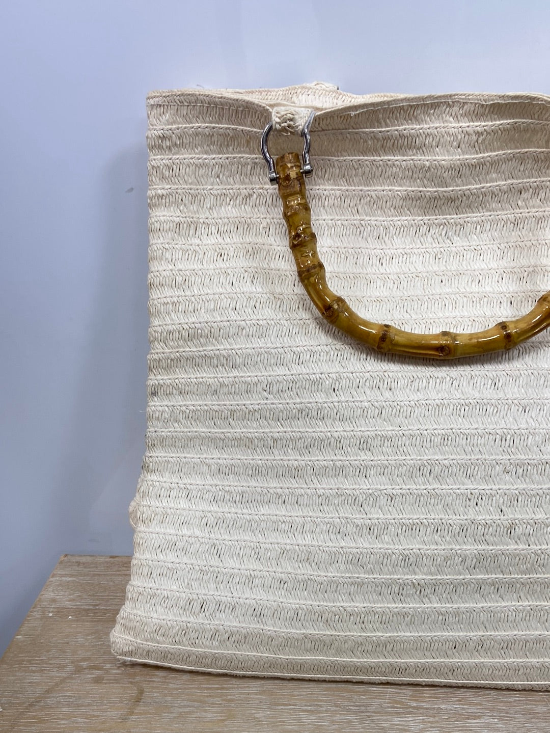 H&amp;M.Beige raffia bag with wooden handle