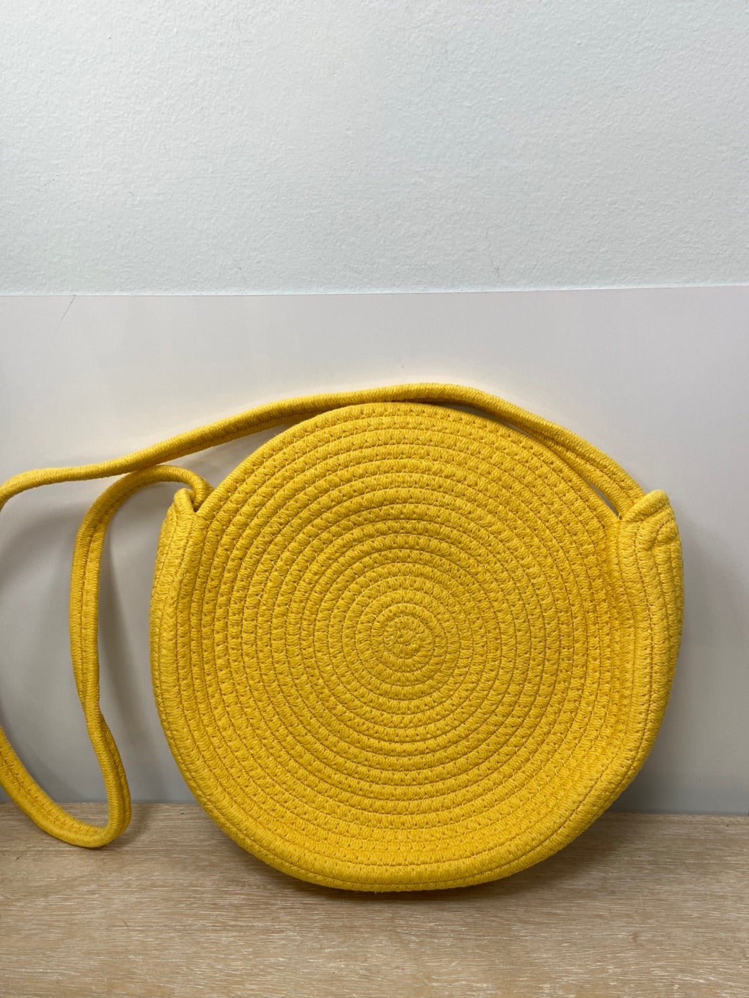 OTRAS.Bolso redondo amarillo