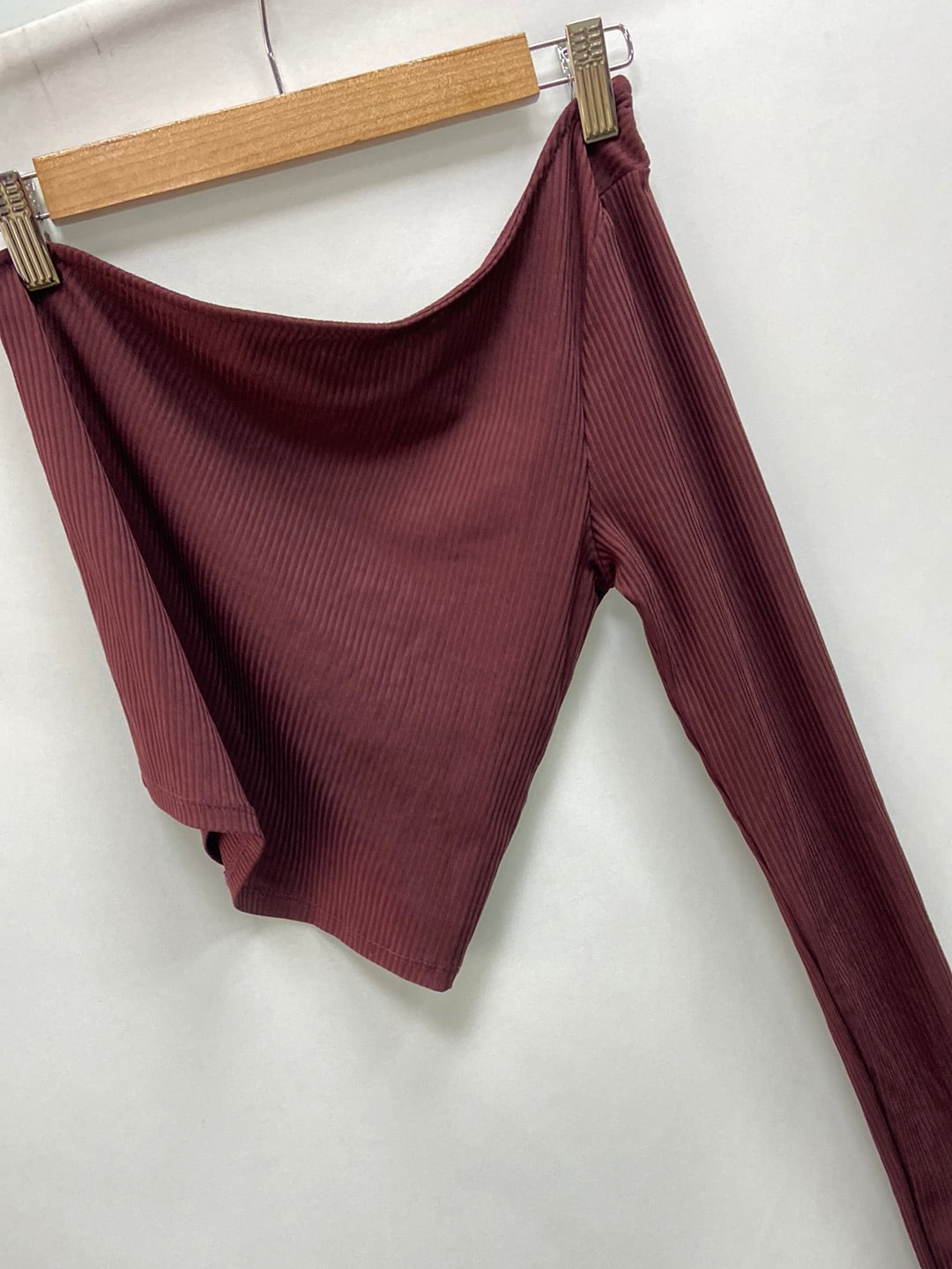 OTHERS. Asymmetrical burgundy top TS