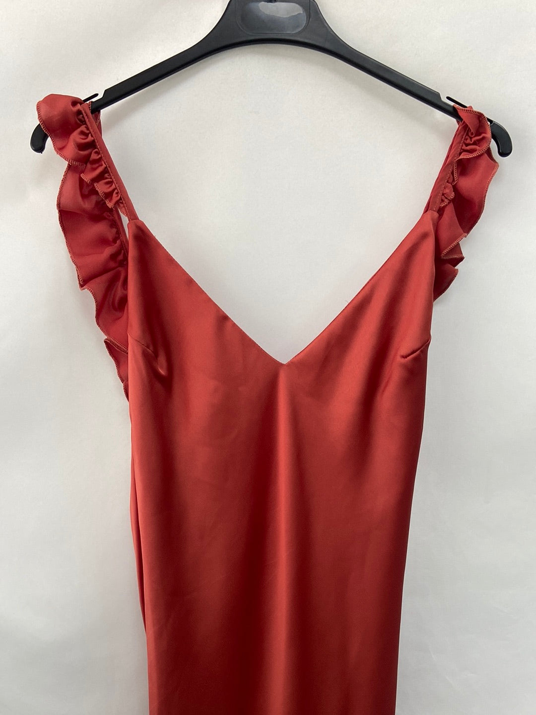 BY CLÉA.Vestido midi naranja satinado (36,38,40)