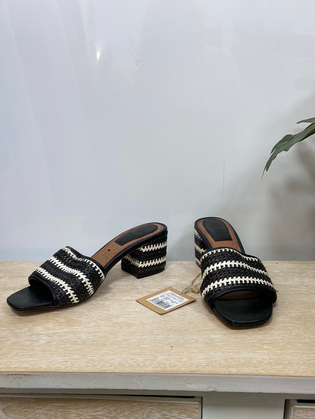 GIOSEPPO. Sandalia de tacon blancas  y negras T.37