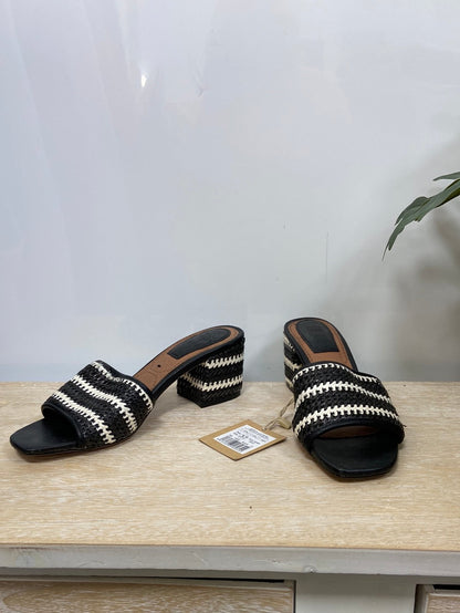 GIOSEPPO. Sandalia de tacon blancas  y negras T.37