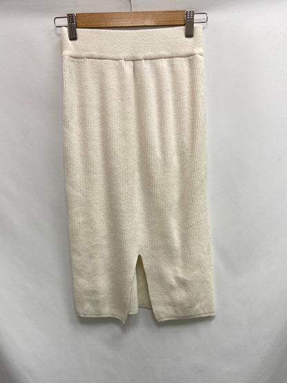 BERSHKA. Falda punto blanco T.s